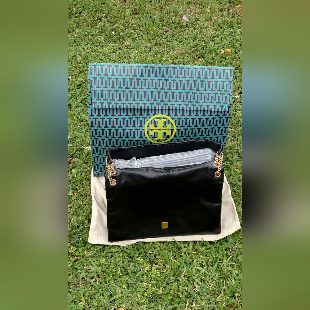 Tory Burch Oversized Kira Diamond Quilted Shoulder Bag - Picture 13 of 15